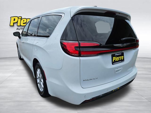Used 2023 Chrysler Pacifica Touring-L FWD image 3