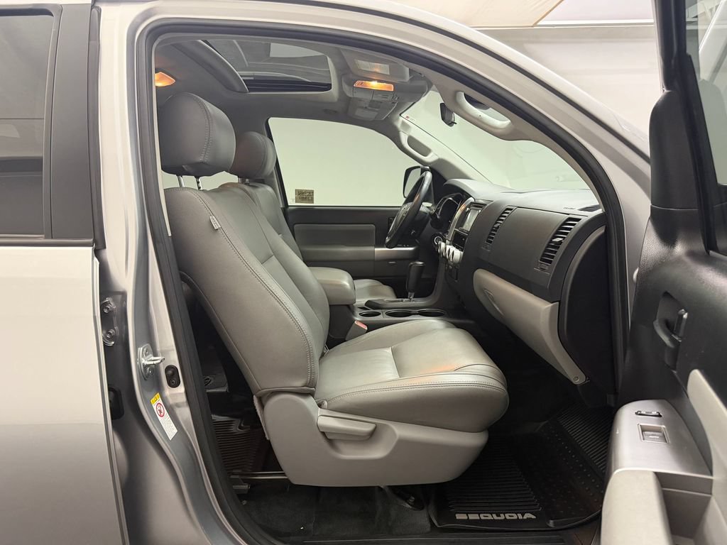 Used 2018 Toyota Sequoia SR5 AWD/4WD image 23