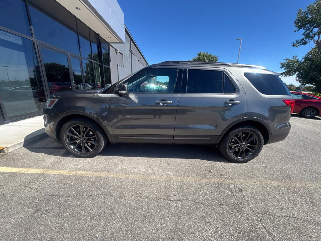 Used 2017 Ford Explorer XLT w/ Equipment Group 202A FWD image 2