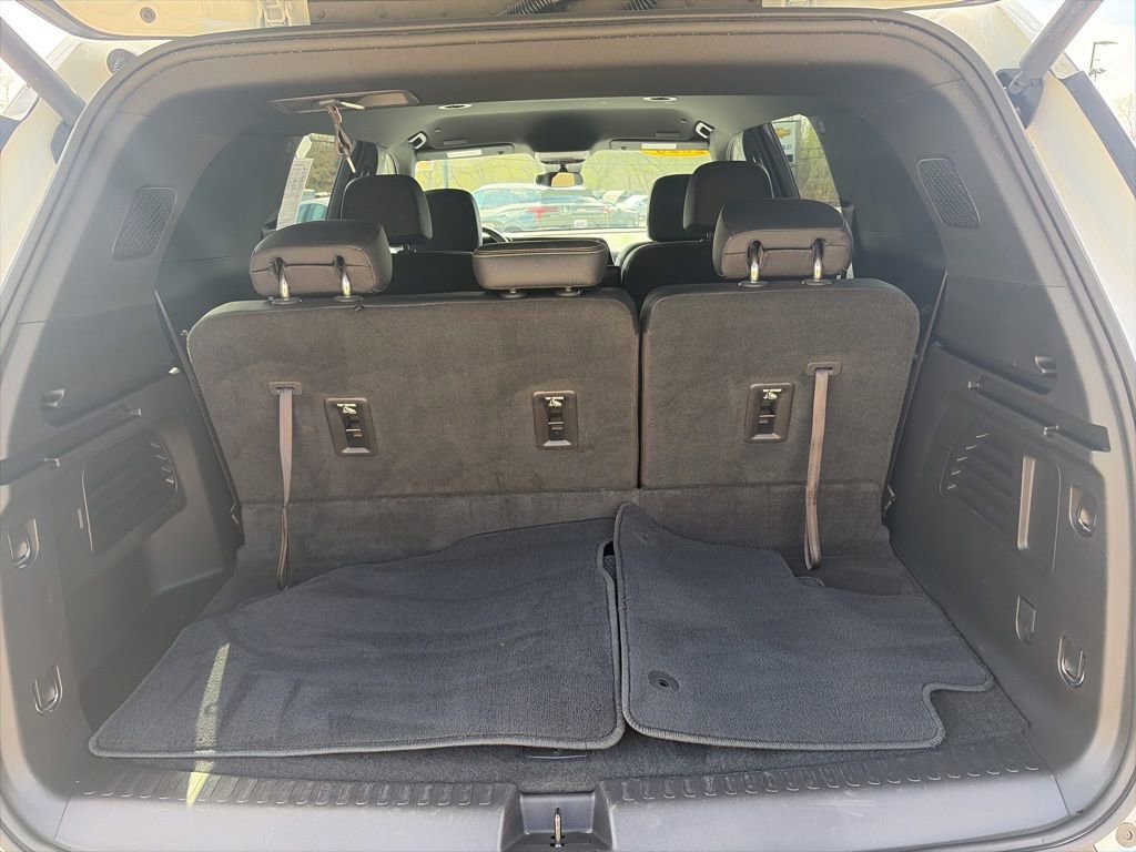 Used 2026 Chevrolet Traverse LT image 11