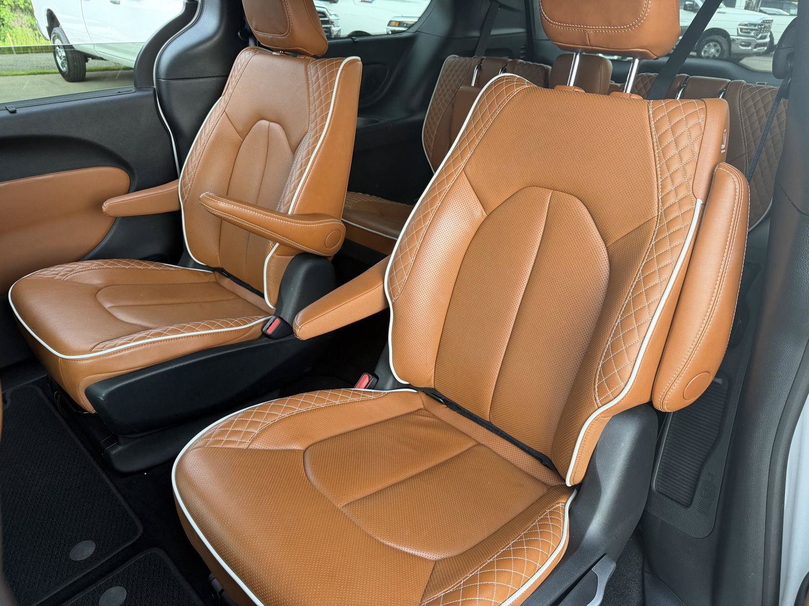 Certified 2024 Chrysler Pacifica Pinnacle AWD/4WD image 16