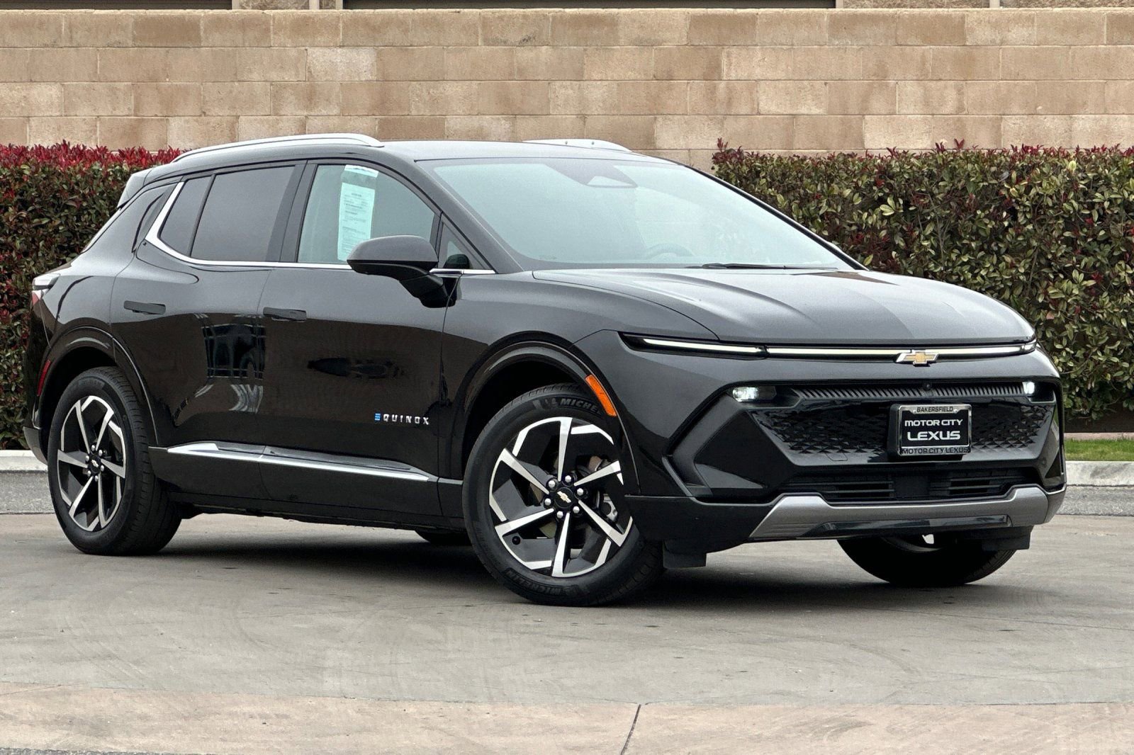 Used 2024 Chevrolet Equinox EV LT image 2