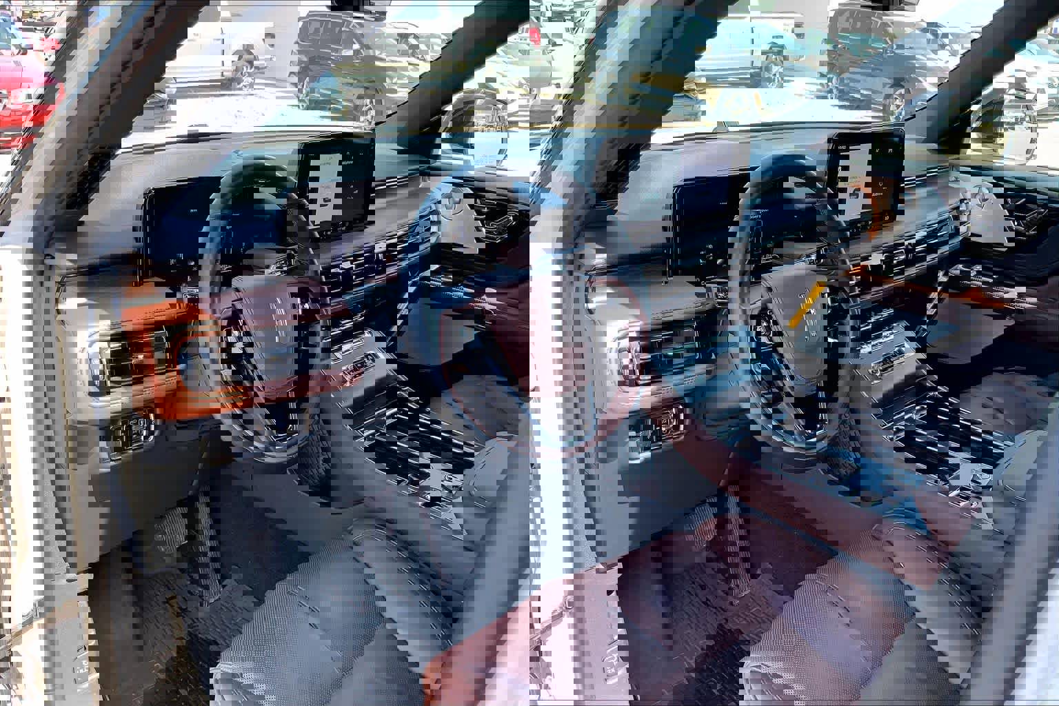 Used 2025 Lincoln Aviator Reserve w/ Equipment Group 201A image 17