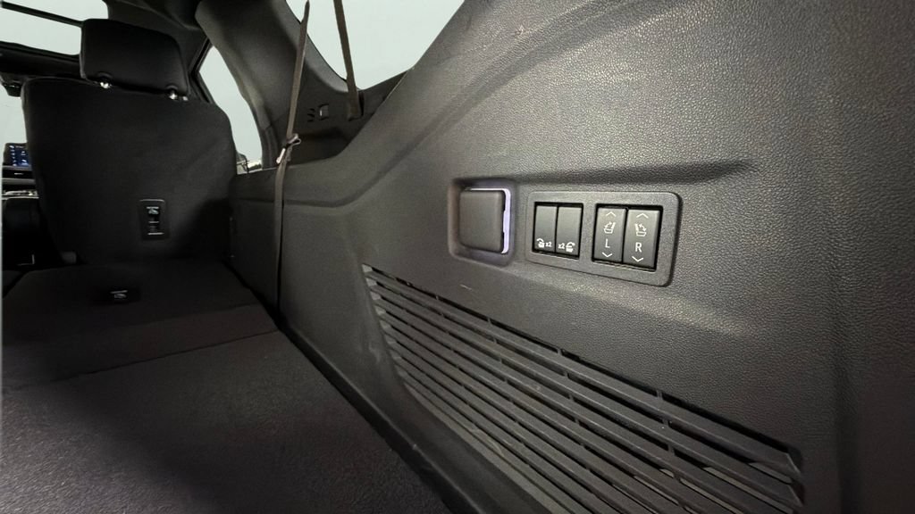 Certified 2023 Chevrolet Suburban RST w/ Luxury Package RWD image 32