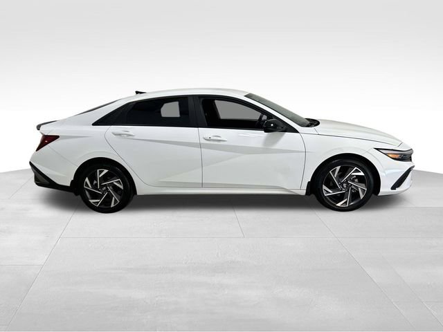 Used 2025 Hyundai Elantra Sport FWD image 2