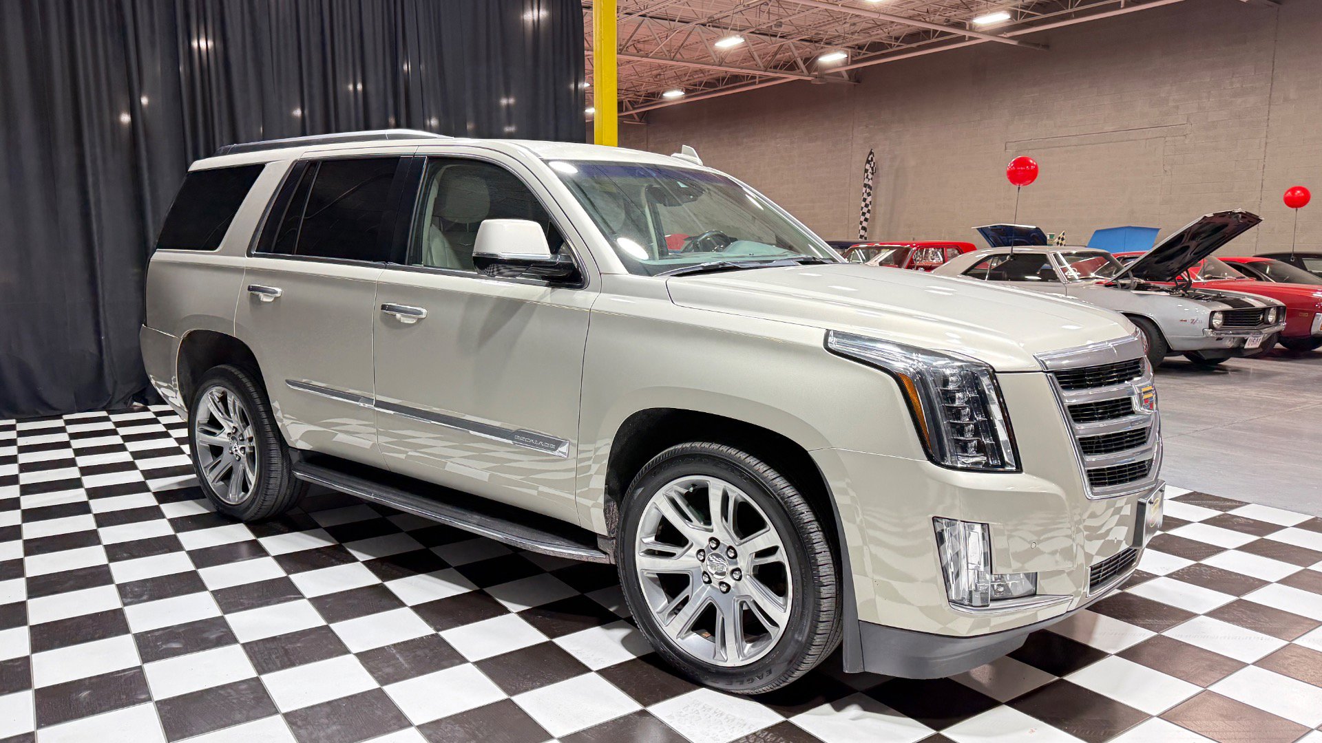 Used 2015 Cadillac Escalade Luxury image 11