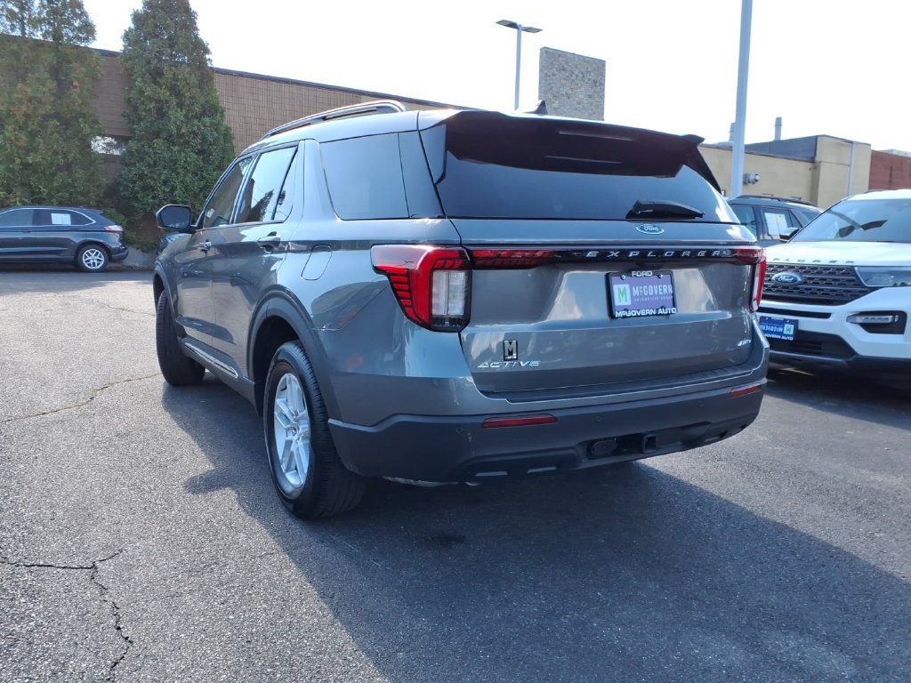 Used 2025 Ford Explorer Active AWD/4WD image 8