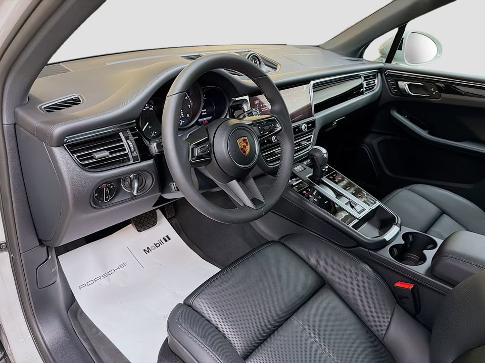New 2026 Porsche Macan AWD/4WD image 4