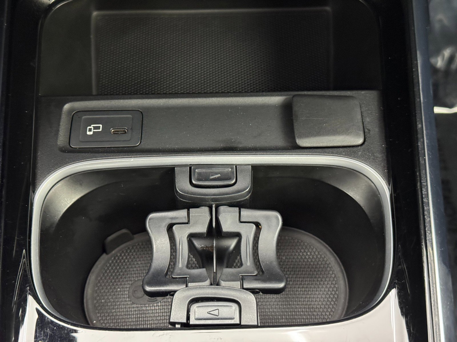 Used 2020 Mercedes-Benz GLB 250 4MATIC w/ Premium Package image 32