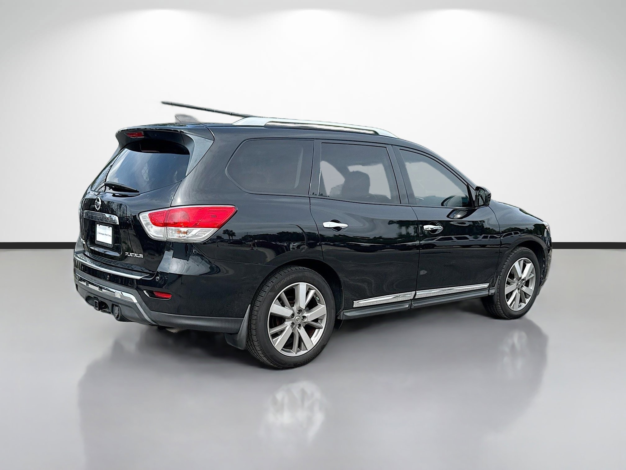 Used 2016 Nissan Pathfinder Platinum FWD image 3