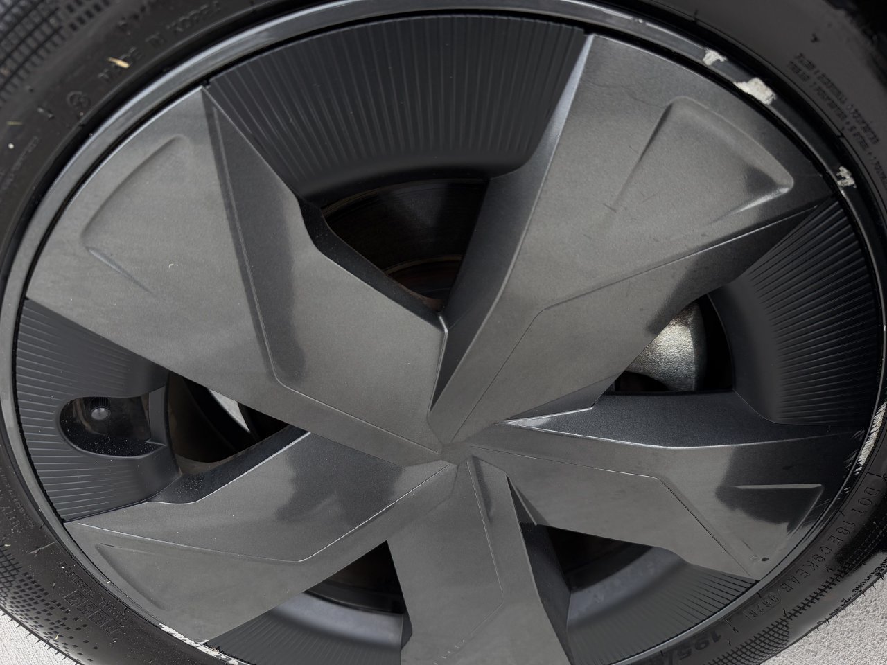 Used 2025 Toyota Prius LE FWD image 9