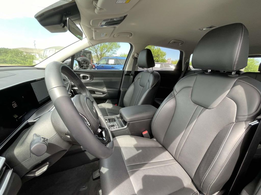 Certified 2025 Kia Sorento EX image 28