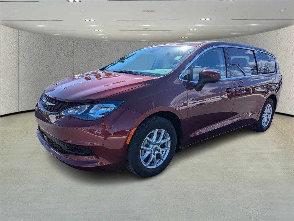 Used 2023 Chrysler Voyager LX image 7
