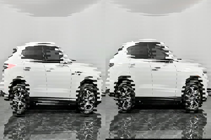 Used 2018 Maserati Levante image 13