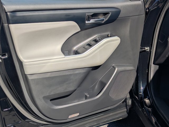 Used 2023 Toyota Highlander XLE image 10