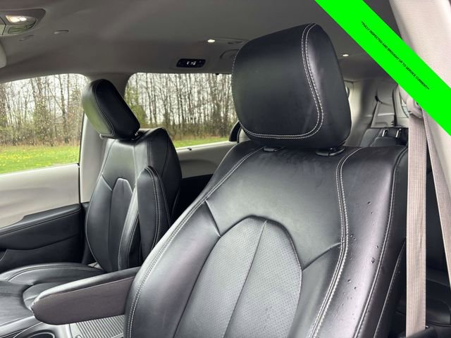 Used 2023 Chrysler Pacifica Touring-L image 6