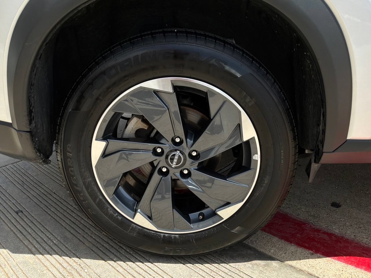 Used 2025 Nissan Rogue SV FWD image 9