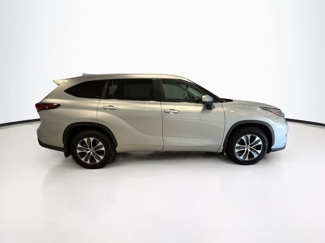 Certified 2024 Toyota Highlander XLE AWD/4WD image 7