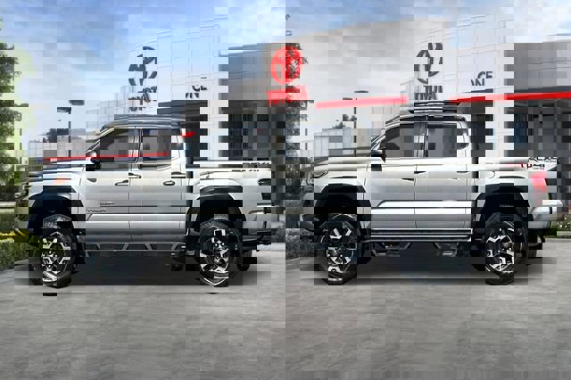 Used 2016 Toyota Tacoma TRD Off-Road w/ Premium & Technology Package image 8