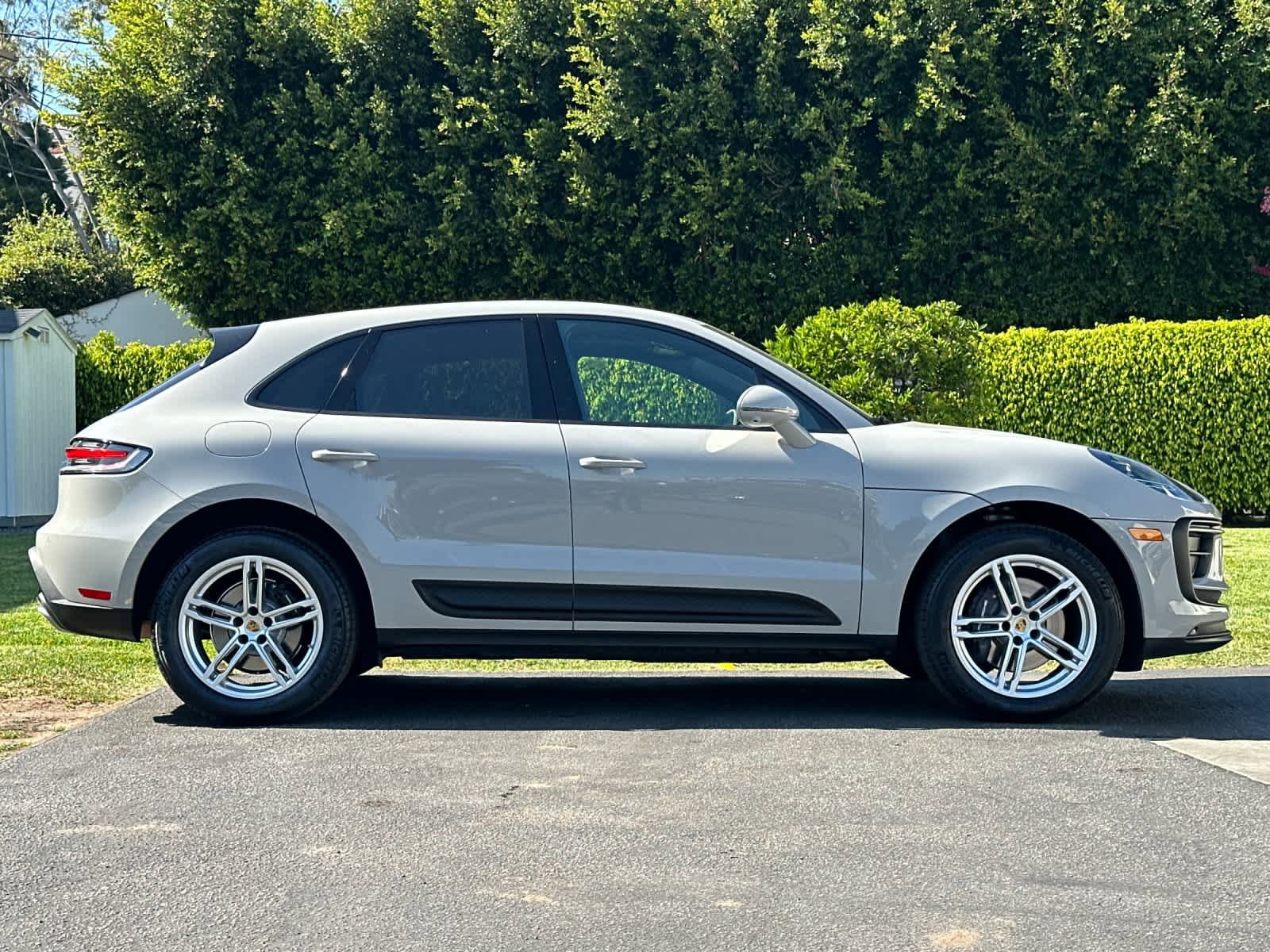 Certified 2025 Porsche Macan AWD/4WD image 9