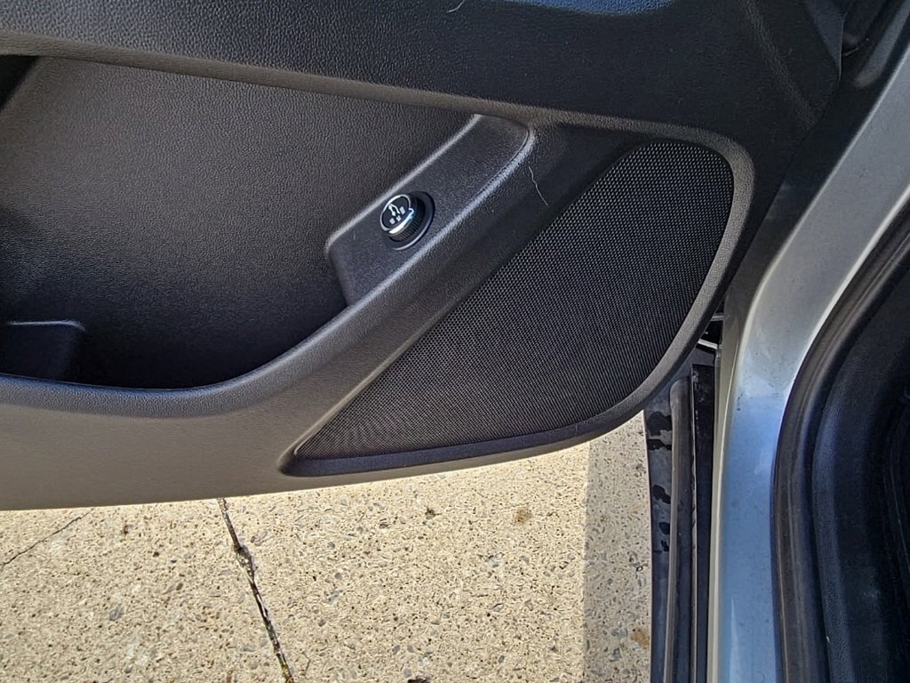 Used 2023 Chevrolet Traverse LT w/ Rear Camera Mirror Package image 48