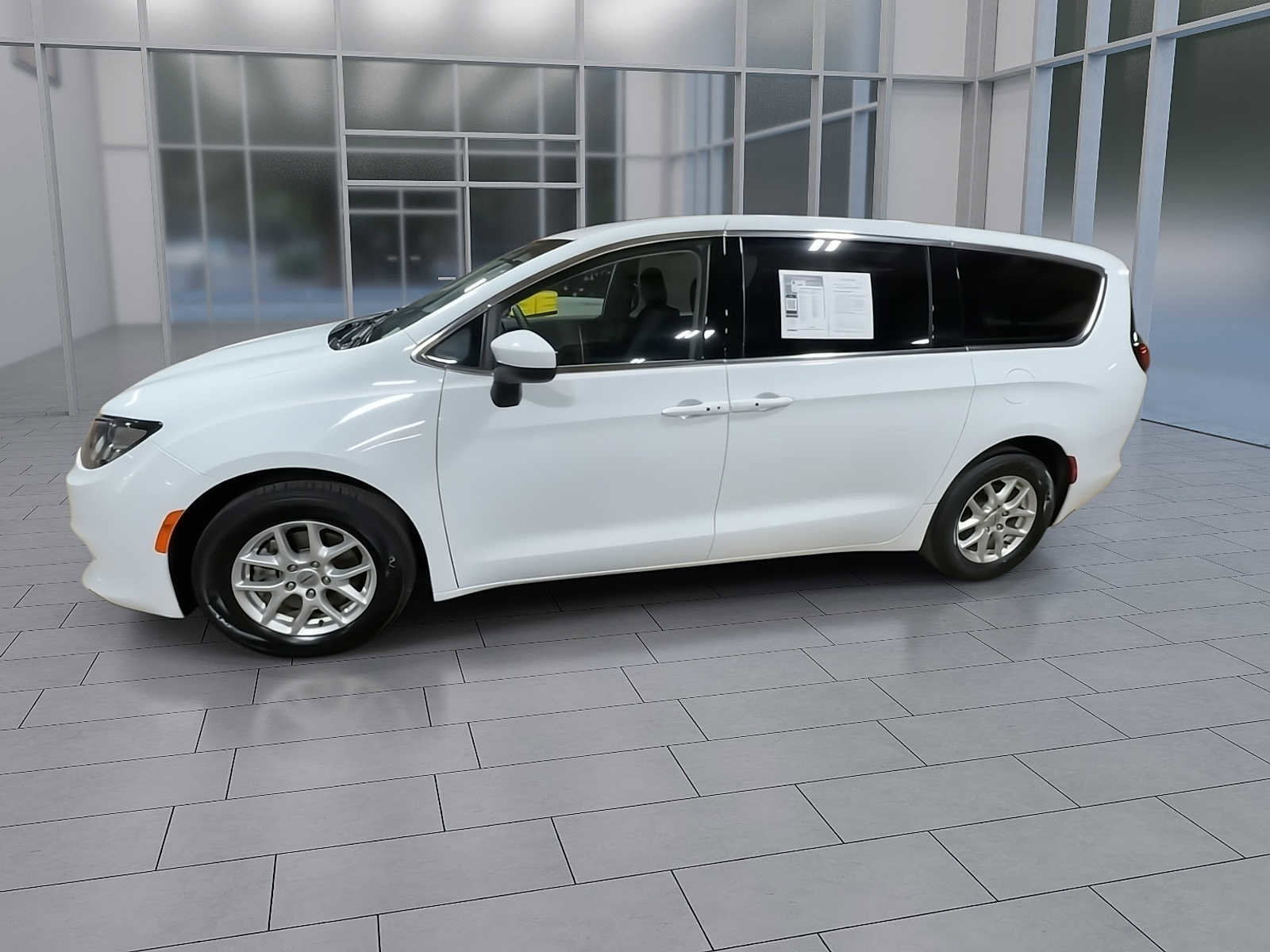 Used 2022 Chrysler Voyager LX image 3