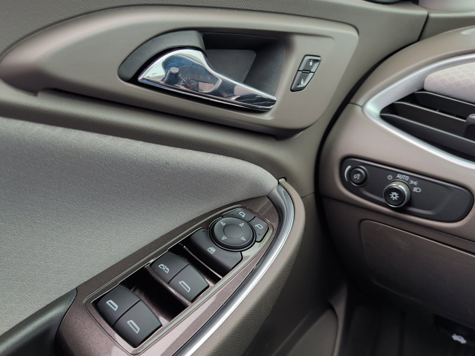Used 2022 Chevrolet Malibu LT FWD image 18