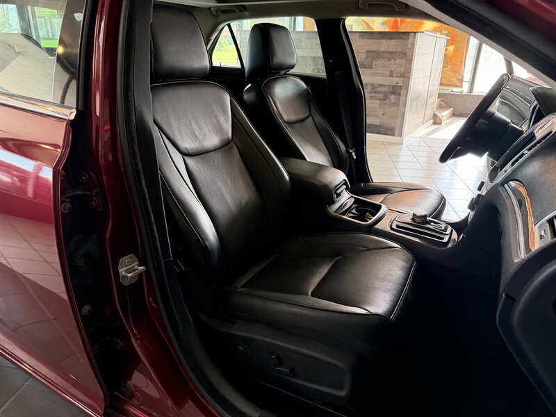 Used 2019 Chrysler 300 Limited RWD image 27