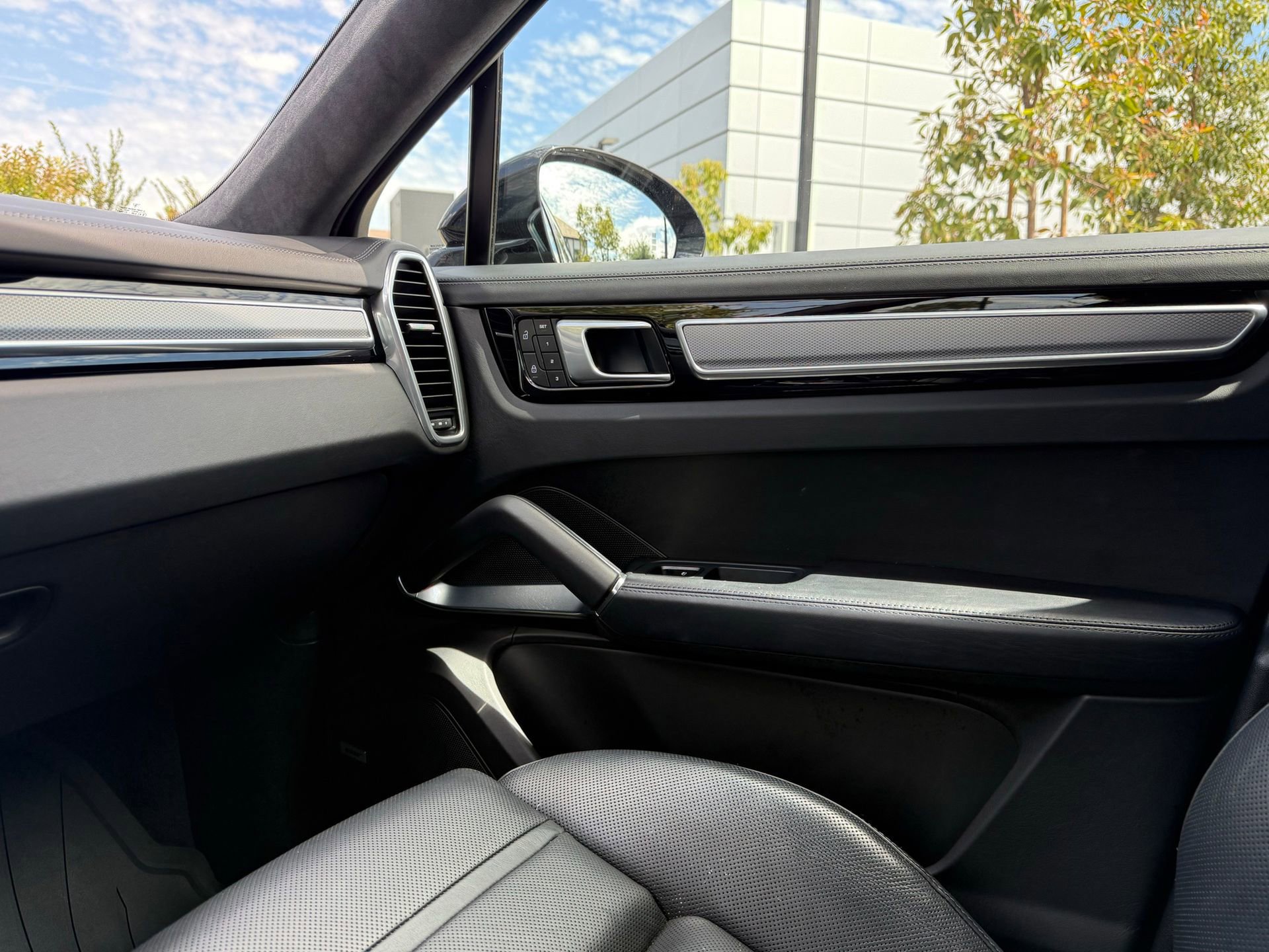 Certified 2022 Porsche Cayenne Turbo w/ Performance Package (PG2) AWD/4WD image 24