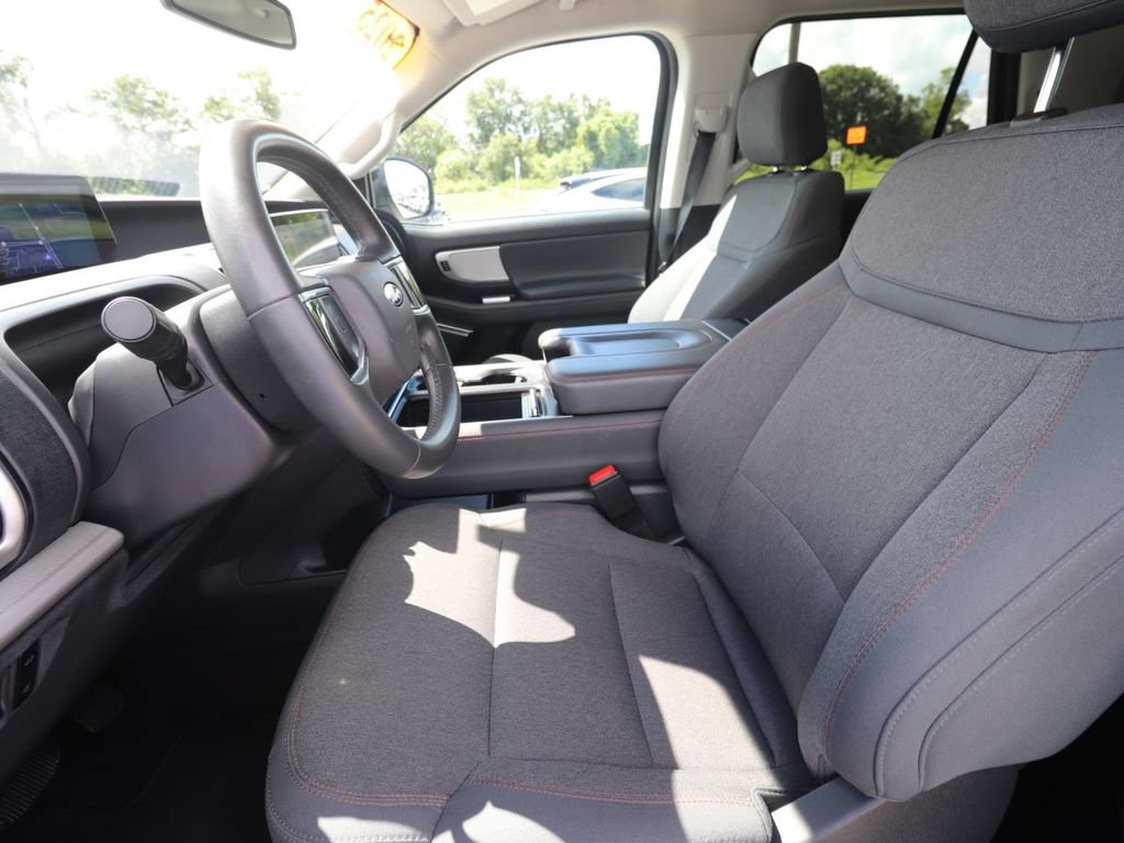 Used 2025 Ford Expedition Active RWD image 2