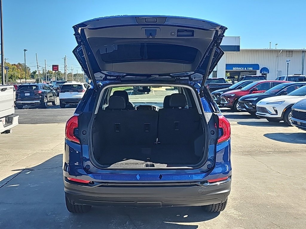 Used 2022 GMC Terrain SLE w/ Driver Convenience Package image 5