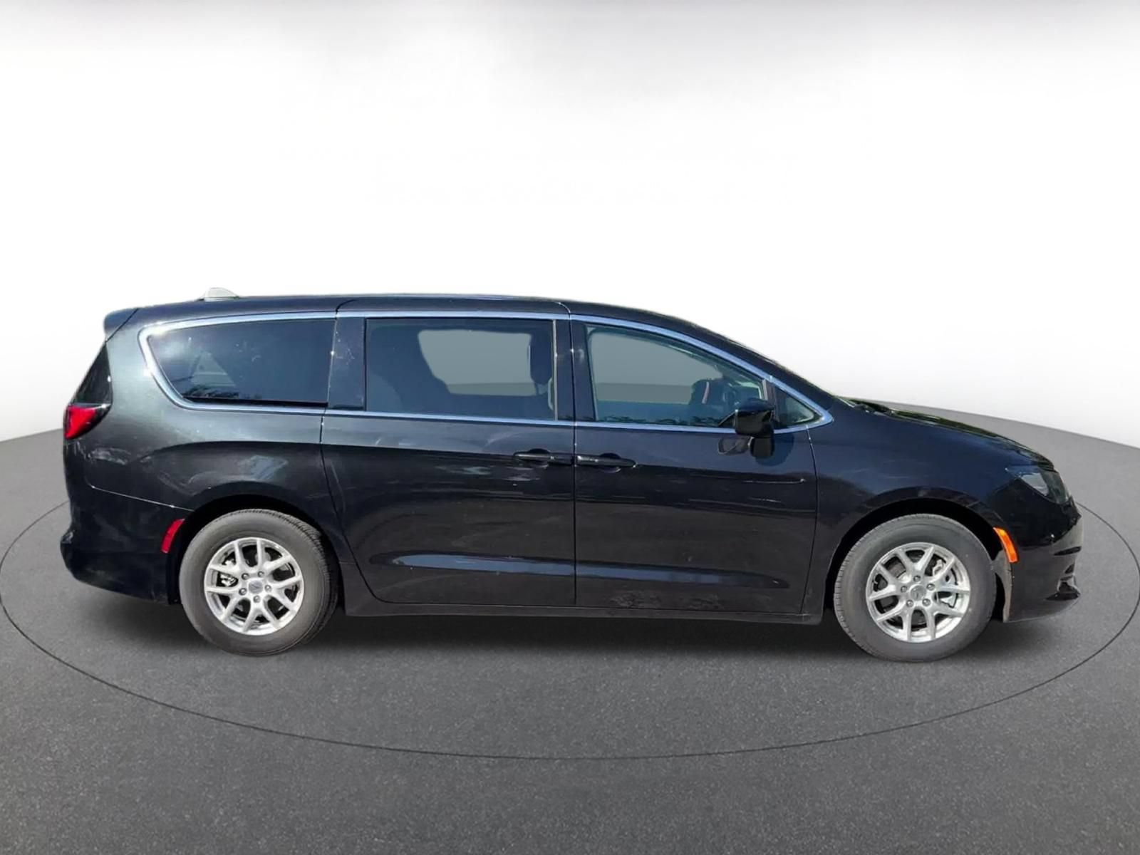 Used 2024 Chrysler Voyager LX FWD image 15