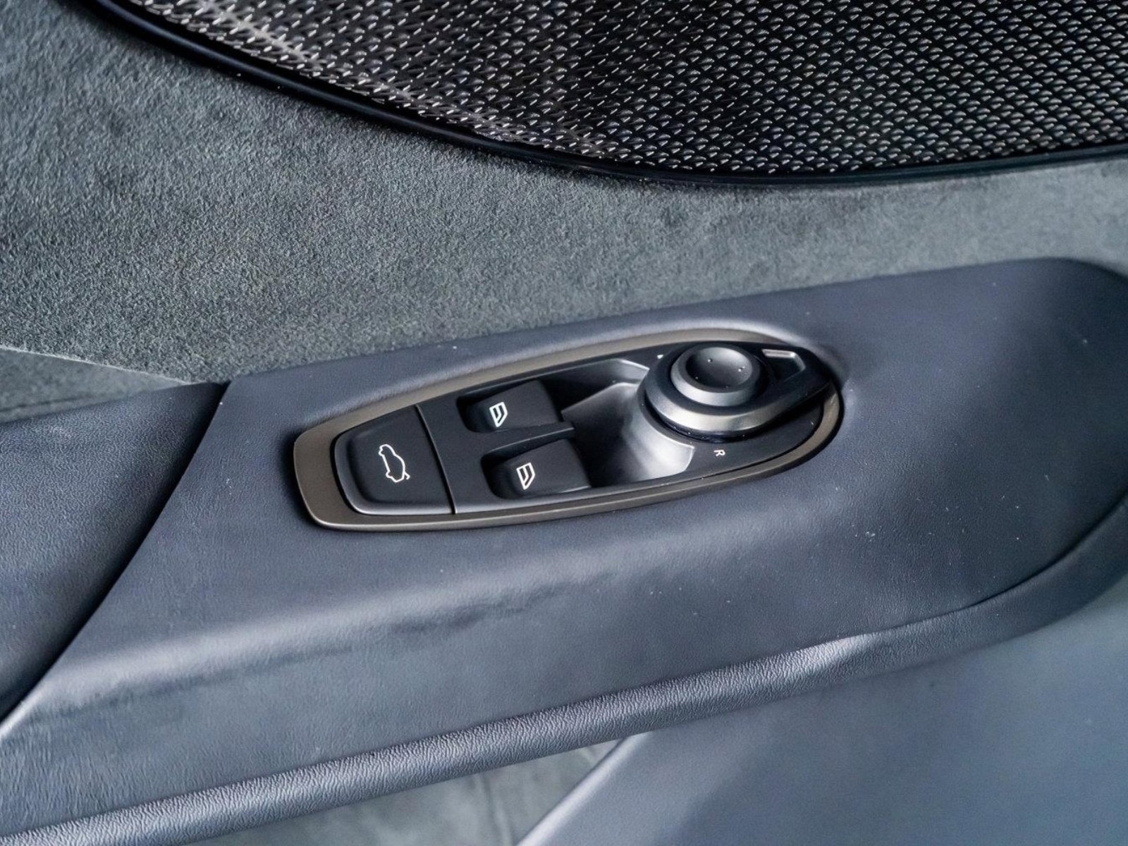 Used 2025 Aston Martin V8 Vantage Coupe image 34