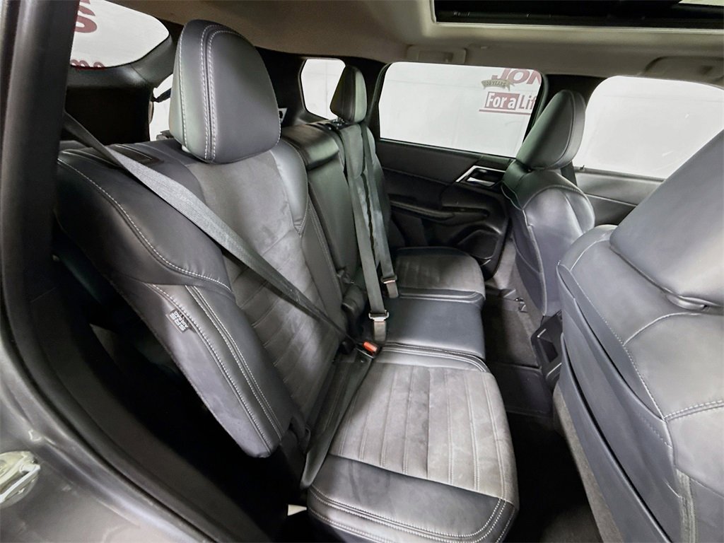 Used 2023 Mitsubishi Outlander SE image 32