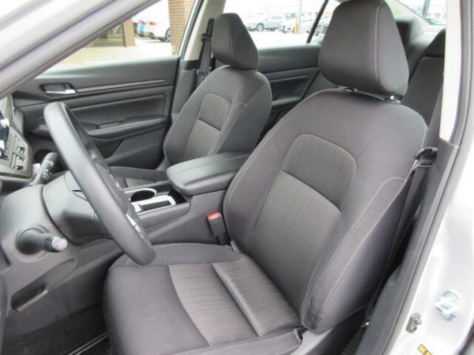 Used 2024 Nissan Altima 2.5 SV image 9