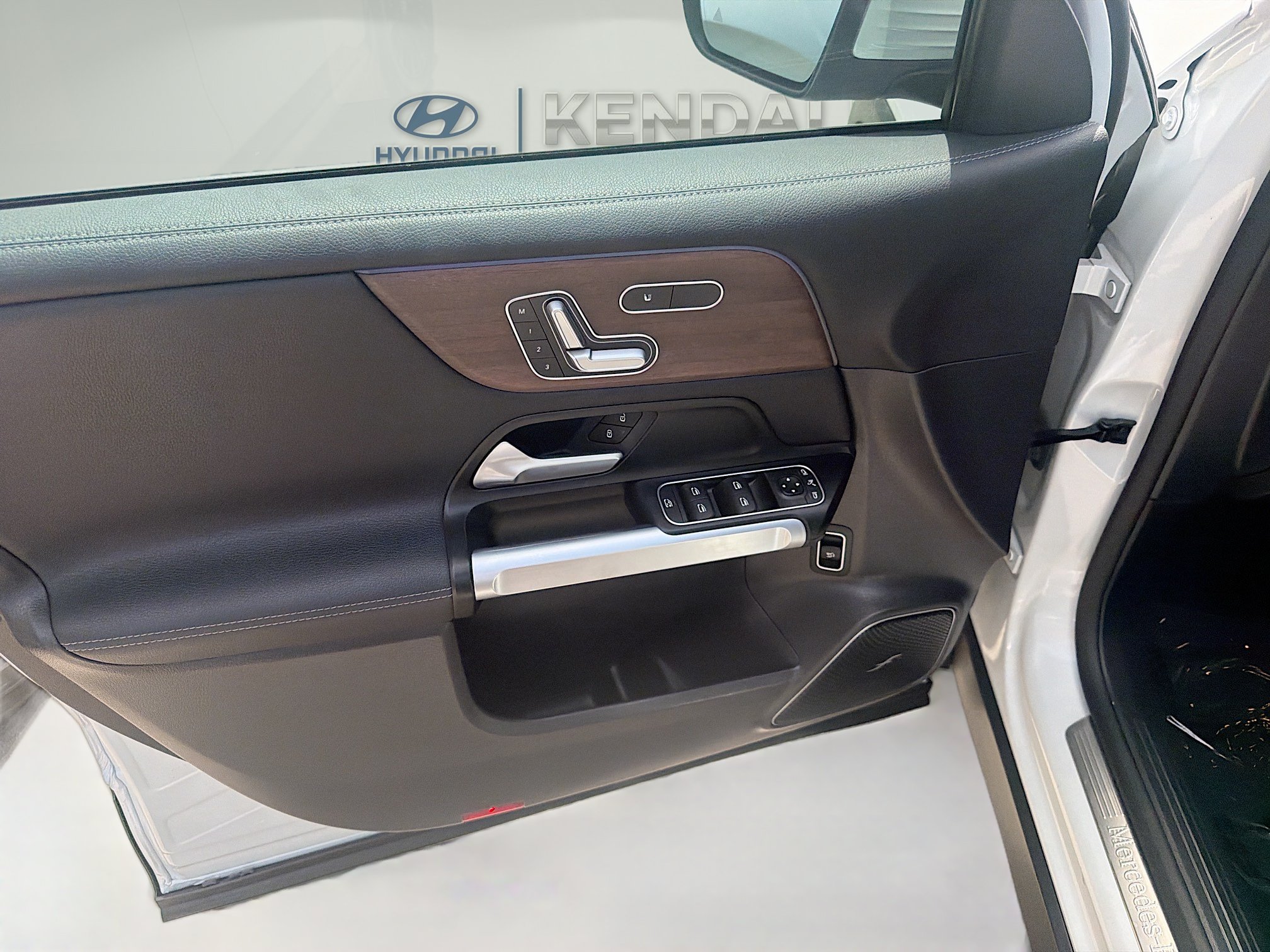 Used 2023 Mercedes-Benz EQB 300 4MATIC image 19
