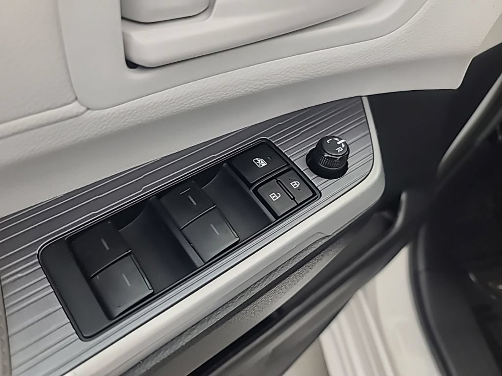 Used 2025 Toyota Sienna LE FWD image 26
