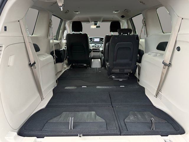 Used 2022 Chrysler Voyager LX FWD image 13