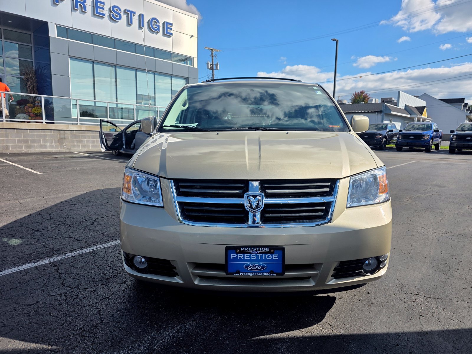 Used 2010 Dodge Grand Caravan SXT FWD image 2
