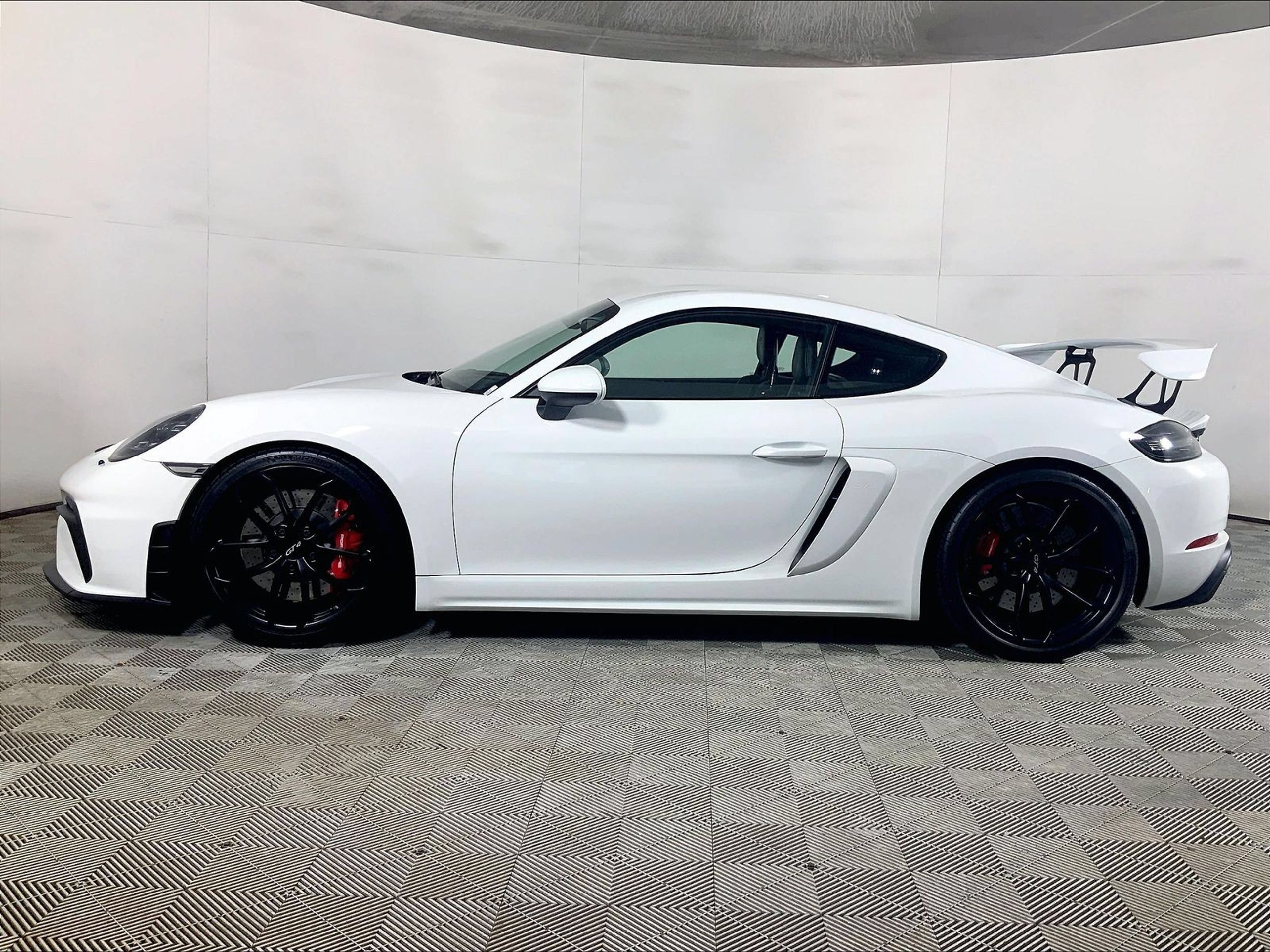 Certified 2022 Porsche 718 Cayman GT4 RWD image 2