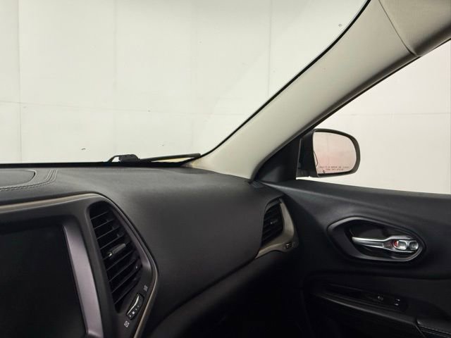 Used 2015 Jeep Cherokee Latitude w/ Comfort/Convenience Group image 18