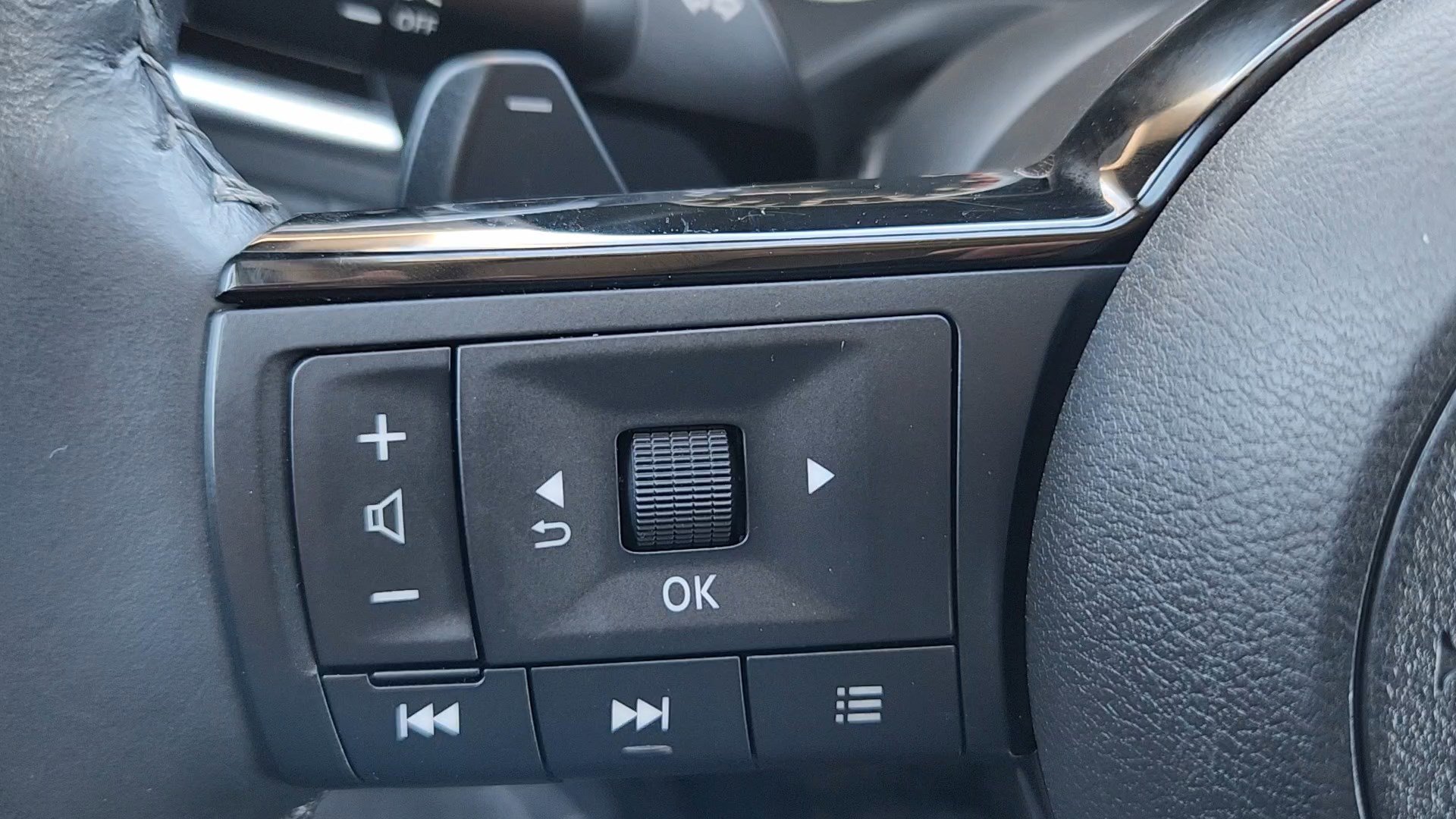 Used 2023 Nissan Rogue SL w/ SL Premium Package image 13