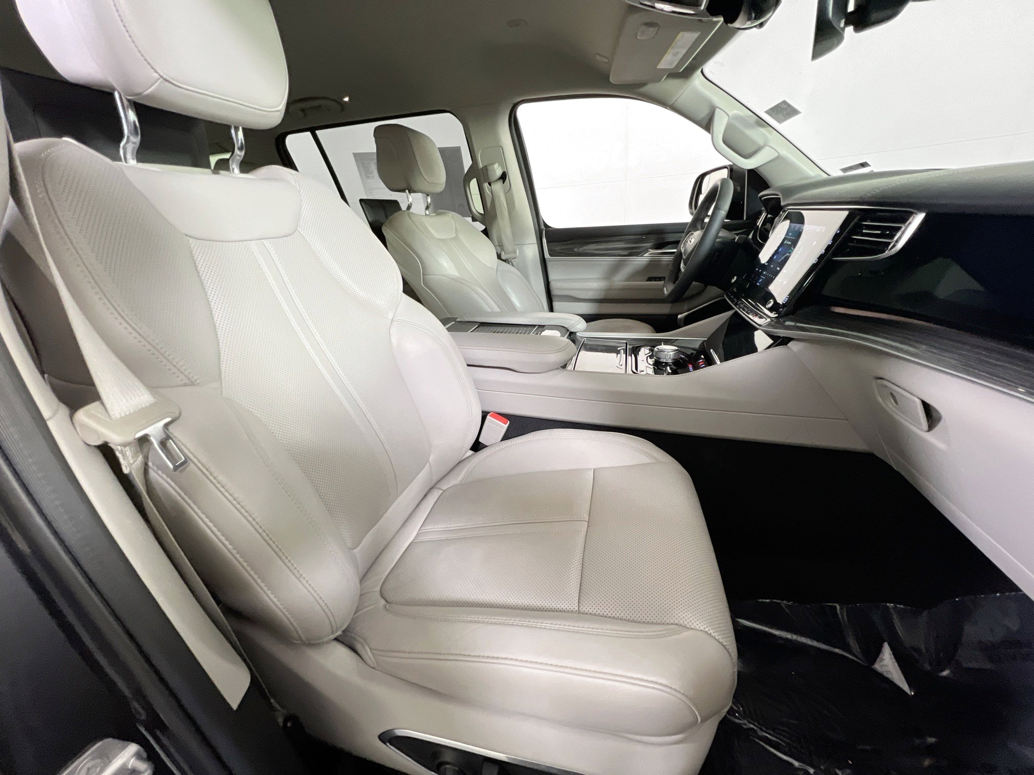 Used 2022 Jeep Wagoneer Series III w/ Rear Seat Video Group 1 image 30