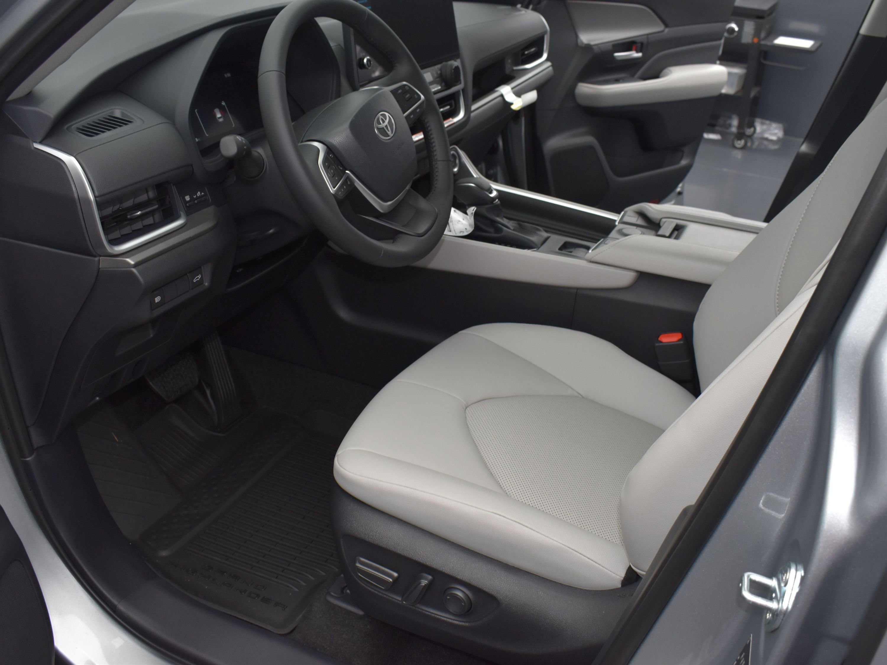 Used 2026 Toyota Grand Highlander XLE image 12