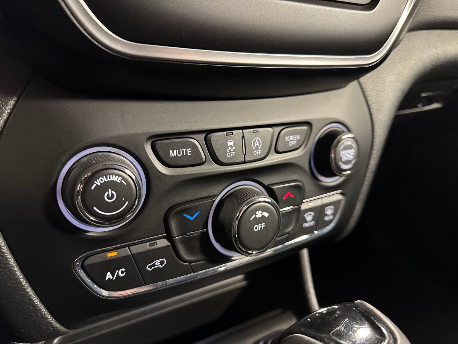 Used 2019 Jeep Cherokee Latitude Plus FWD image 22