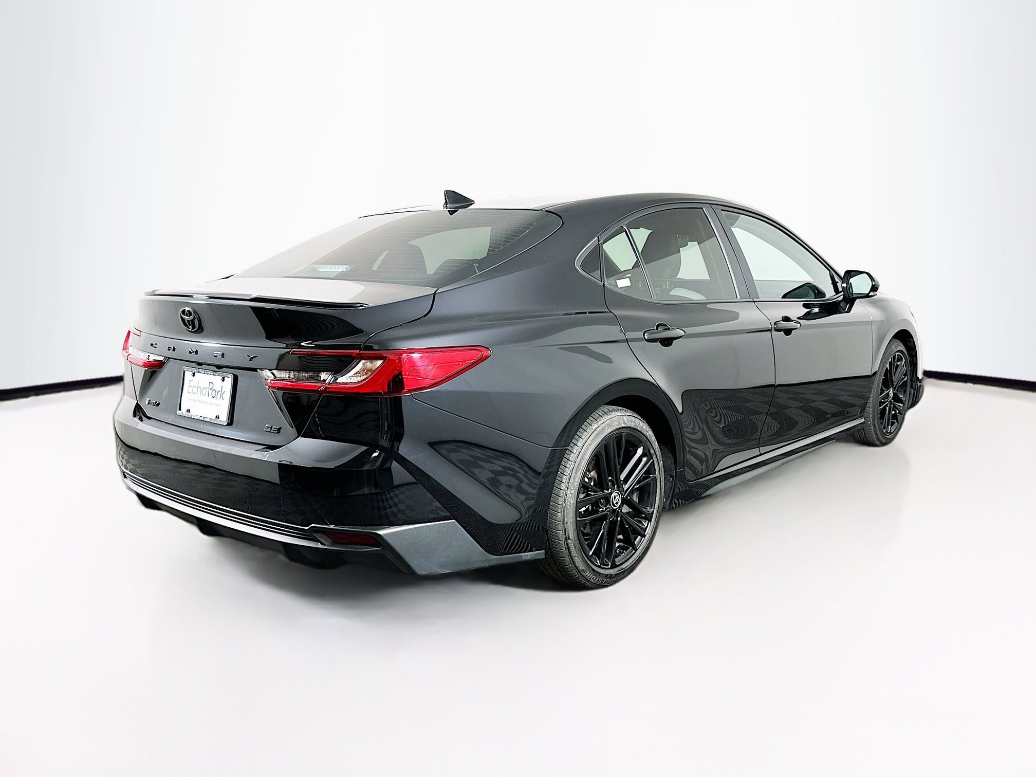 Used 2025 Toyota Camry SE image 9