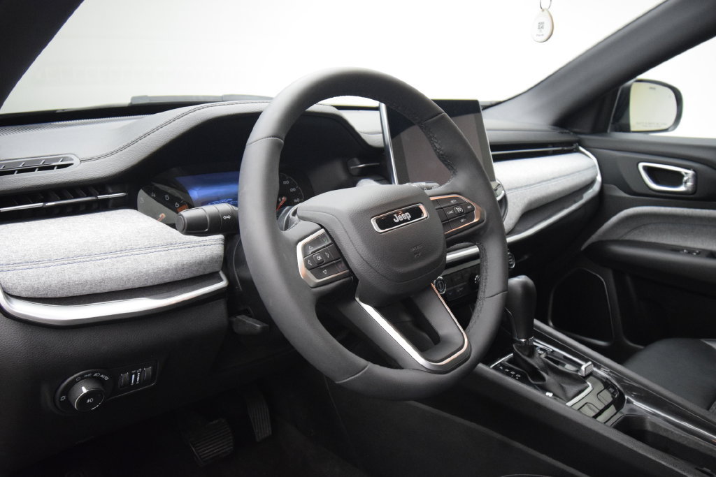 Used 2023 Jeep Compass Latitude w/ Convenience Group AWD/4WD image 21