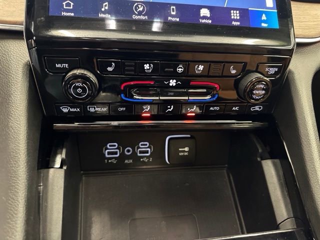 Used 2024 Jeep Grand Cherokee Summit w/ Luxury Tech Group V image 35