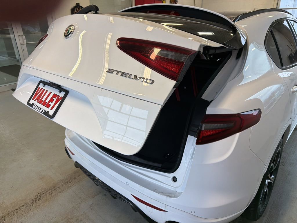 Used 2023 Alfa Romeo Stelvio Veloce image 10