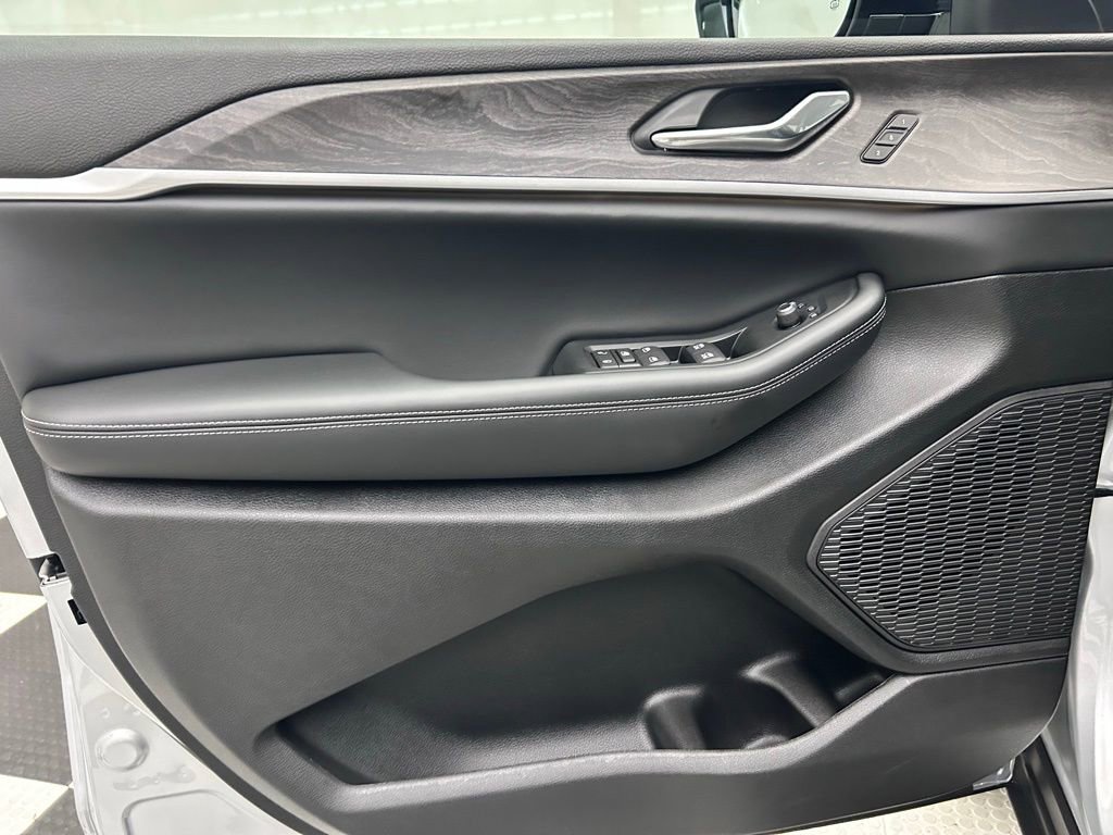 New 2025 Jeep Grand Cherokee L Limited image 10